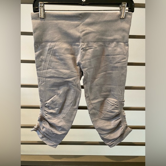 Lululemon Women's Discontinued Cropped Leggings - Picture 3 of 3